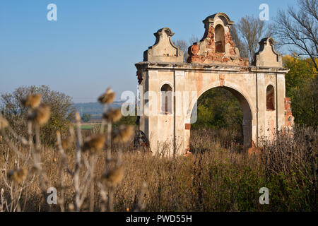 Die Ruinen der alten verlassenen Barock Gateway in Nordböhmen. Stockfoto