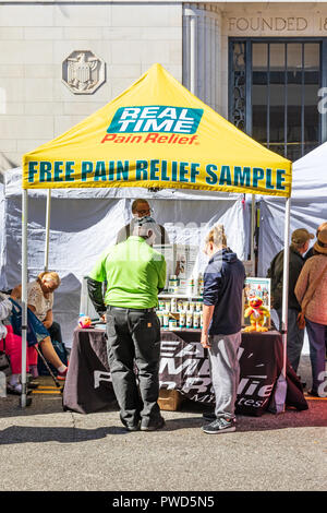 HICKORY, NC, USA -10/14/18: Ein stand auf einem Herbst Festival zieht Interesse mit ihrem Angebot von Echtzeit Schmerzlinderung. Stockfoto