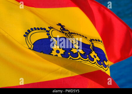 Spanische Flagge am Heck eines Bootes Cala Galdana Menorca Stockfoto