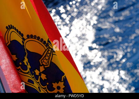 Spanische Flagge am Heck eines Bootes Cala Galdana Menorca Stockfoto