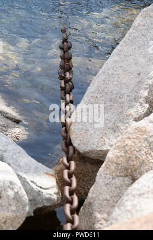 Fotografie aus einer Kette im Wasser und ein Stein auf der linken und auf der rechten Seite Stockfoto
