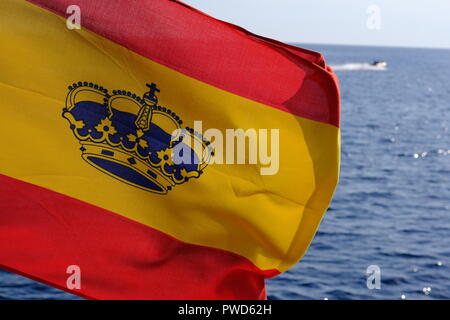 Spanische Flagge am Heck eines Bootes Cala Galdana Menorca Stockfoto