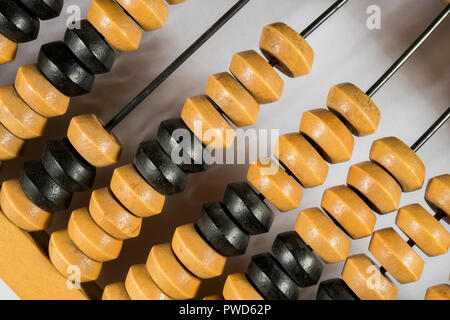 Hölzerner Abakus auf weißem Hintergrund. Stockfoto