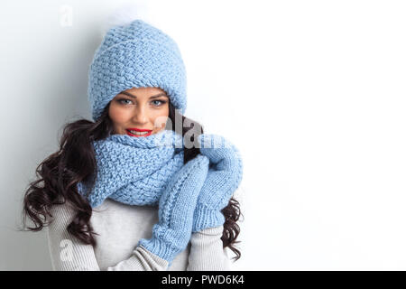 Schöne Frau in warme Mütze, Handschuhe und Schal auf weißem Hintergrund Stockfoto