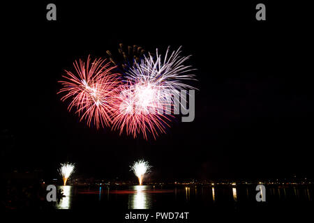 Riesige fireworks Explosion in der Nacht Stockfoto