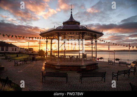 Cobh, Cork, Irland. 19. September 2016. Die alten viktorianischen Musikpavillon am Kennedy Park in Cobh, Co Cork beleuchtet durch frühen Morgenlicht. Stockfoto