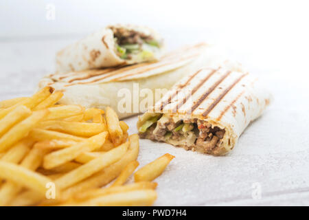 Beef Tacos mit golden Pommes frites serviert. Stockfoto