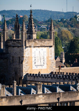 Sonnenuhr an der Tower, New College, Universität Oxford, Oxford, England, UK, GB. Stockfoto