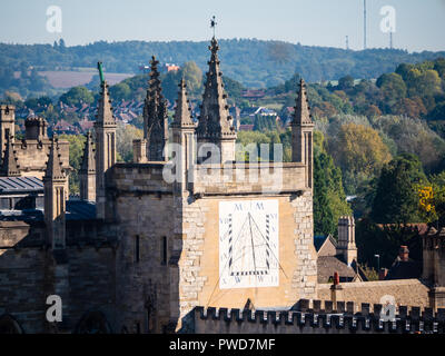 Sonnenuhr an der Tower, New College, Universität Oxford, Oxford, England, UK, GB. Stockfoto