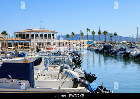 PORT DE POLLENCA, MALLORCA, SPANIEN - 28. September 2018: Boote Dock in der Marina in Port de Pollenca Stockfoto