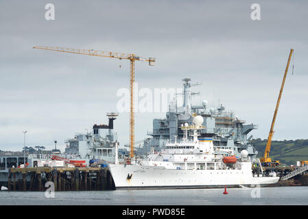 USNS Bruce C Heezen (Pathfinder klasse Oceanographic survey Ship), vor der RFA Tideforce, eine Königliche Marine Tanker günstig (für Installation Arbeit günstig Stockfoto