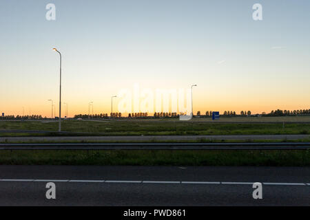 Niederlande, Amsterdam, Schiphol, ein Sonnenuntergang über der Stadt. Stockfoto