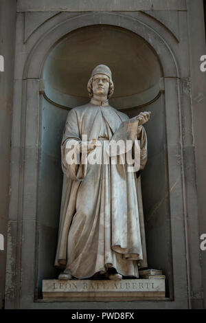 Eine Skulptur von Leon Battista Alberti in einer der Nischen vor den Uffizien in Florenz, Italien. Stockfoto