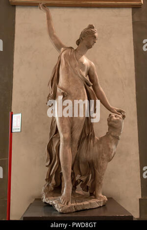 Nymphe mit Panther mit griechischen Marmor von einer römischen Bildhauer in der 1. oder 2 Jahrhundert getan in den Uffizien in Florenz, Italien. Stockfoto