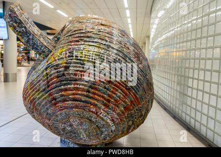 Niederlande, Amsterdam, Schiphol - 06. Mai 2018: Holz- Apple auf dem Display am Flughafen Stockfoto