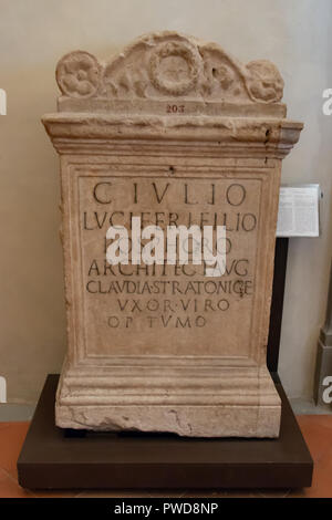 Eine römische Gedenkstein Tablet oder Denkmal mit Gravur auf der Anzeige in den Uffizien in Florenz, Italien. Stockfoto