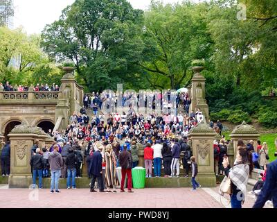 Masse der Leute Performer beobachten von Schritten in der Nähe von Belvedere Brunnen im Central Park, New York, USA Stockfoto