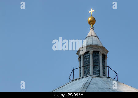 Das goldene Kreuz auf der Oberseite des Battistero di San Giovanni an der Piazza del Duomo, gegen eine Summer Blue Sky in Florenz, Italien. Stockfoto