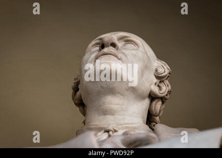 Eine Nahaufnahme von der Spitze einer Marmorstatue, zeigt den Kopf des Mannes nach oben. Es befindet sich in der Palazzo Pitti in Florenz, Italien. Stockfoto