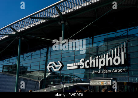 Niederlande, Amsterdam, Schiphol - 06. Mai 2018: Eingang des Flughafens. Stockfoto