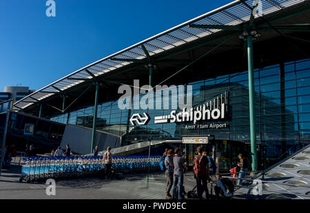 Niederlande, Amsterdam, Schiphol - 06. Mai 2018: Eingang des Flughafens. Stockfoto