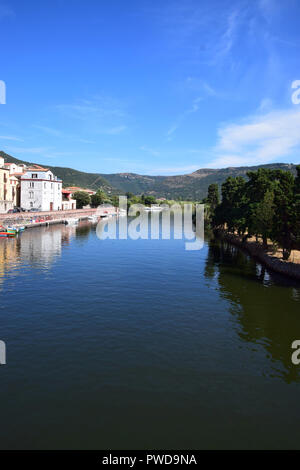 Blick über den Fluss Temo in Sardinien, Panoramablick auf die Boote auf dem Fluss Temo in Bosa auf Sardinien einschließlich typischen bunten italienischen Häuser Thess