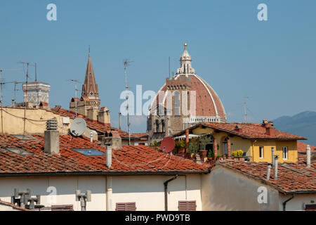 Der Blick auf den Dom über die Dächer gegen einen blauen Sommerhimmel in Florenz, Italien. Stockfoto