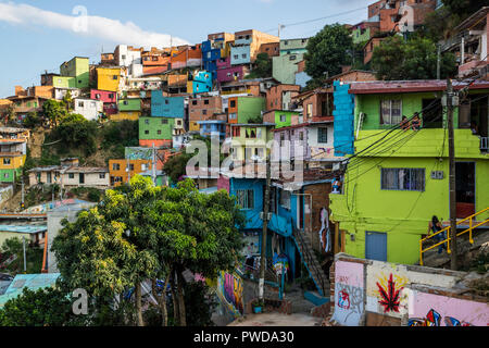 Bunte Häuser in Comuna 13 in Medellin Stockfoto