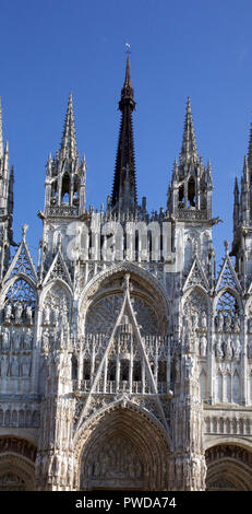 Vor dem Eingang und die Turmspitze der Kathedrale Notre Dame, Rouen Stockfoto