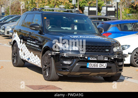 Treiberloser Jaguar Landrover Fahrzeug in Milton Keynes, England, UK geprüft werden Stockfoto