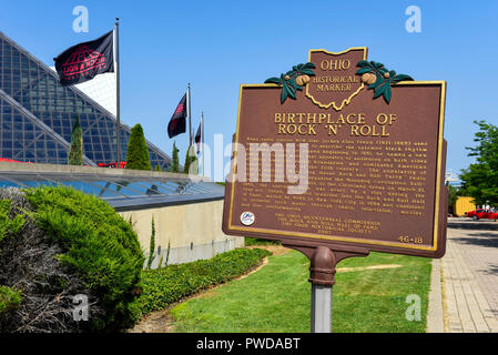 Historische Markierung in Cleveland, Ohio auf dem Gelände der Rock and Roll Hall of Fame, dem Geburtsort des Rock'n Roll". Stockfoto