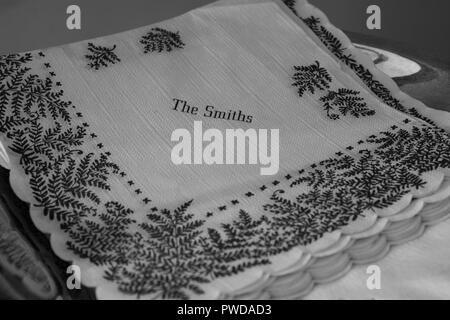 Hochzeit Servietten mit Namen in der Mitte Stockfoto