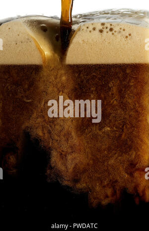 Detail Textur Schaum Blasen Gießen dunkles Bier, Guinness, Stout, Kalt, gekühlt Stockfoto