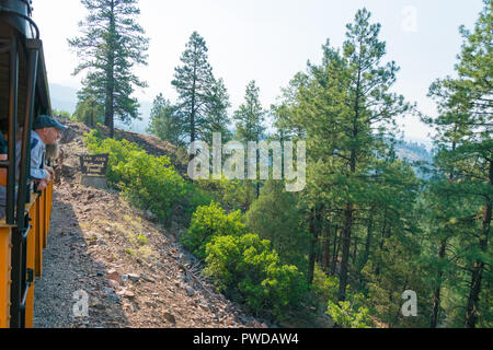 DURANGO, Colorado, USA, 30. JUNI 2018: die Schmalspurbahn von Durango nach Silverton durch Cascade Canyon entlang des Flusses Animas, Colorado, USA Stockfoto