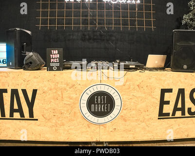 Mailand, Italien - 14. Oktober 2018: Aufnahme des consolle des Dj's im Osten. Der Markt ist ein Vintage Markthalle-LED einmal pro Monat in Mailand. Die Stockfoto