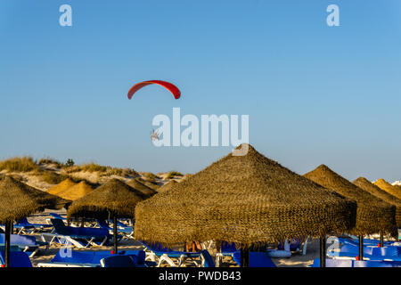 Gleitschirm mit Motor fliegen über den Strand Stockfoto