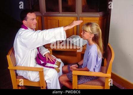 Der katholische Priester den Segen Kind mit der Hand über den Kopf des Kindes während der Abstimmung statt. © Myrleen Pearson.... Ferguson Cate Stockfoto