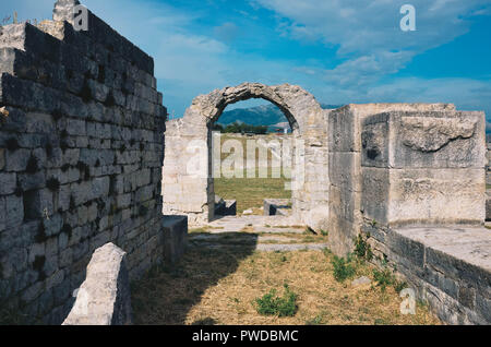 Ruinen der römischen Amphitheater von Solin (Salona), in der Nähe von Split, Kroatien, September 2018 Stockfoto
