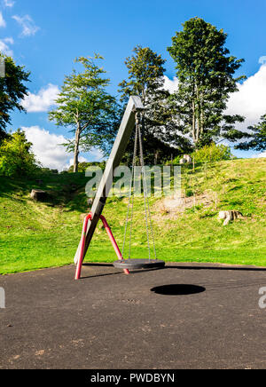 Eine Schaukel mit einem Gummi Runder sitz hängen an vier Ketten in Duthie Park Spielplatz, Aberdeen, Schottland Stockfoto