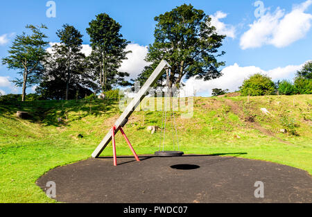 Eine Schaukel mit einem Gummi Runder sitz hängen an vier Ketten in Duthie Park Spielplatz, Aberdeen, Schottland Stockfoto