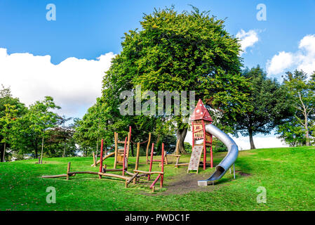 Ein kleines Hindernis Kurs und einem hohen Magic House mit einem Rohr schieben in Duthie Park, Aberdeen, Schottland Stockfoto