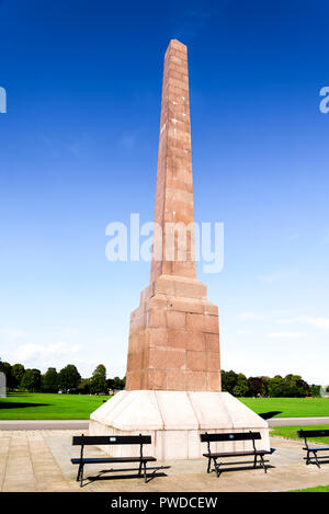 Bänke vor einem malerischen McGrigor Obelisk in Duthie Park, Aberdeen, Schottland Stockfoto