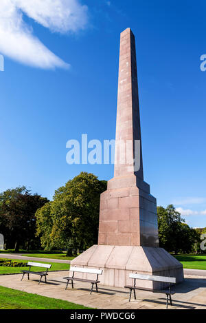 Ein paar Bänke vor der bemerkenswerten McGrigor Obelisk in Duthie Park, Aberdeen, Schottland Stockfoto