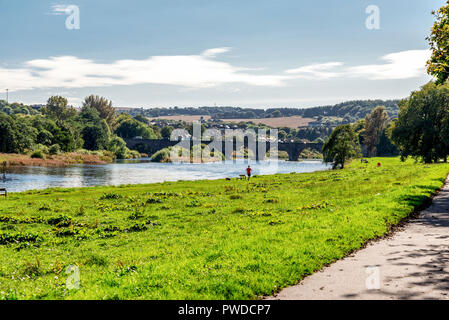 Ein Mann entlang einer malerischen Ufer des River Dee in schöner sonniger Tag laufen, Aberdeen, Schottland Stockfoto