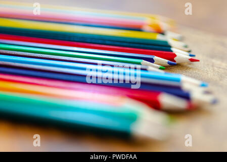 Buntstifte auf hölzernen Schreibtisch Stockfoto