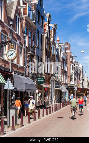 Amsterdam Nieuwe Spiegelstraat Touristen mit dem Fahrrad Radfahren in einer engen Straße Nieuwe Spiegelstraat Amsterdam Die Niederlande Holland EU Europa Stockfoto