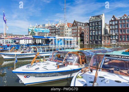 Amsterdam Damrak Häuser auf ein teilweise Kanal mit Kanal tour Boote gefüllt niederländische Architektur durch den Kanal Amsterdam Holland EU Europa
