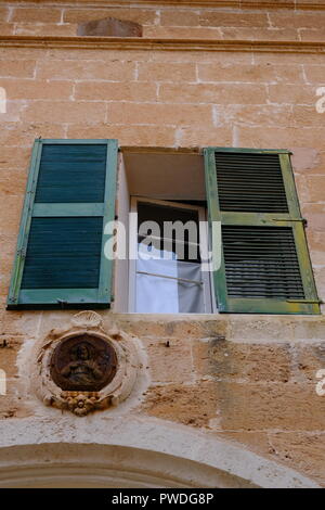 Plakette Darstellung Christus unter der Hälfte öffnen grünen Fensterläden, Ciutadella Menorca Spanien Stockfoto