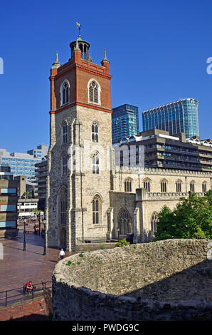 Kirche von St Giles, Cripplegate, Barbican, London, England, UK. Kirche in der Mitte des Barbican Arts und Wohnkomplex, der antiken Stadtmauern und Stockfoto