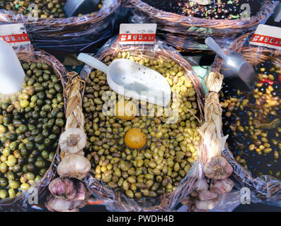 Körbe von grünen und schwarzen Oliven auf Anzeige auf einen Marktstand in Frankreich Stockfoto